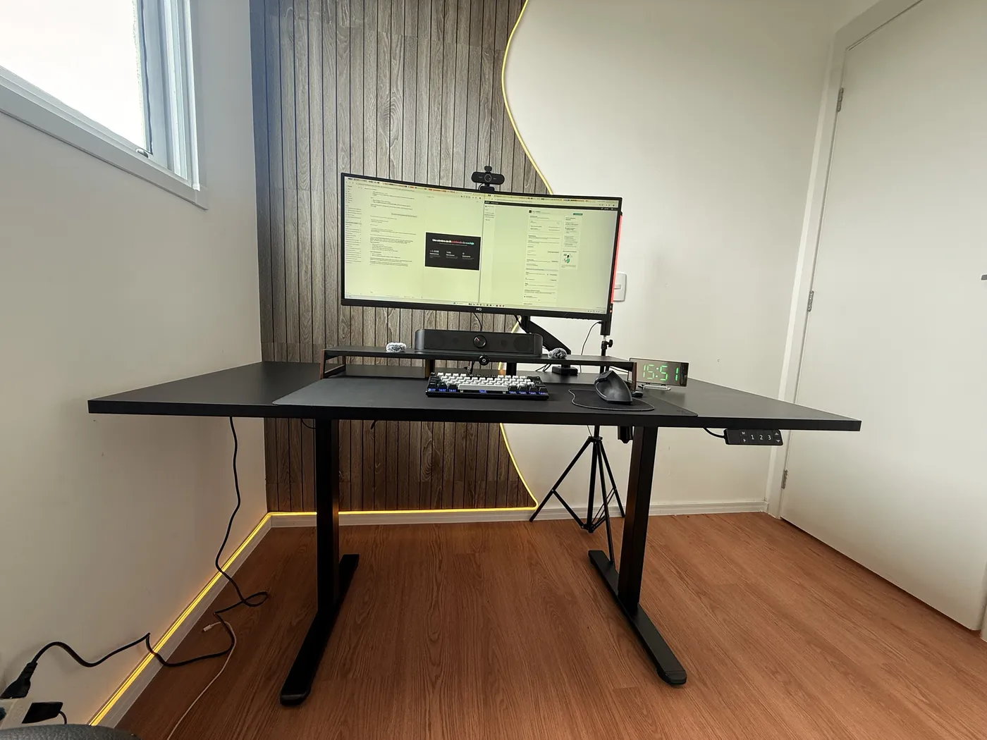 Mesa Diss man 160 × 70 cm em um quarto, vista de frente